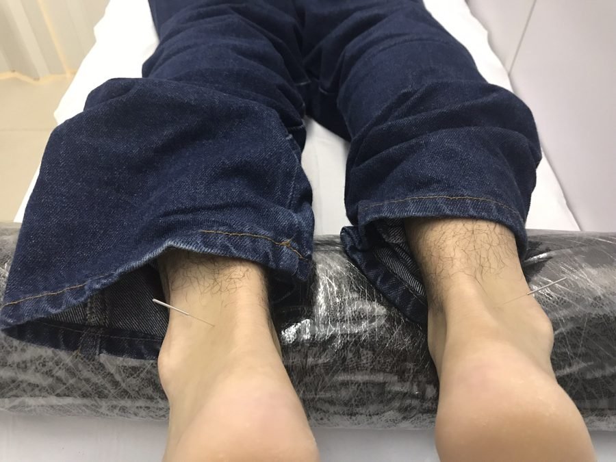 Colaboradores recebendo quick massage em cadeira ergonômica durante evento corporativo da P&G (Procter & Gamble), no Rio de Janeiro — serviço de massagem expressa para empresas e SIPAT.