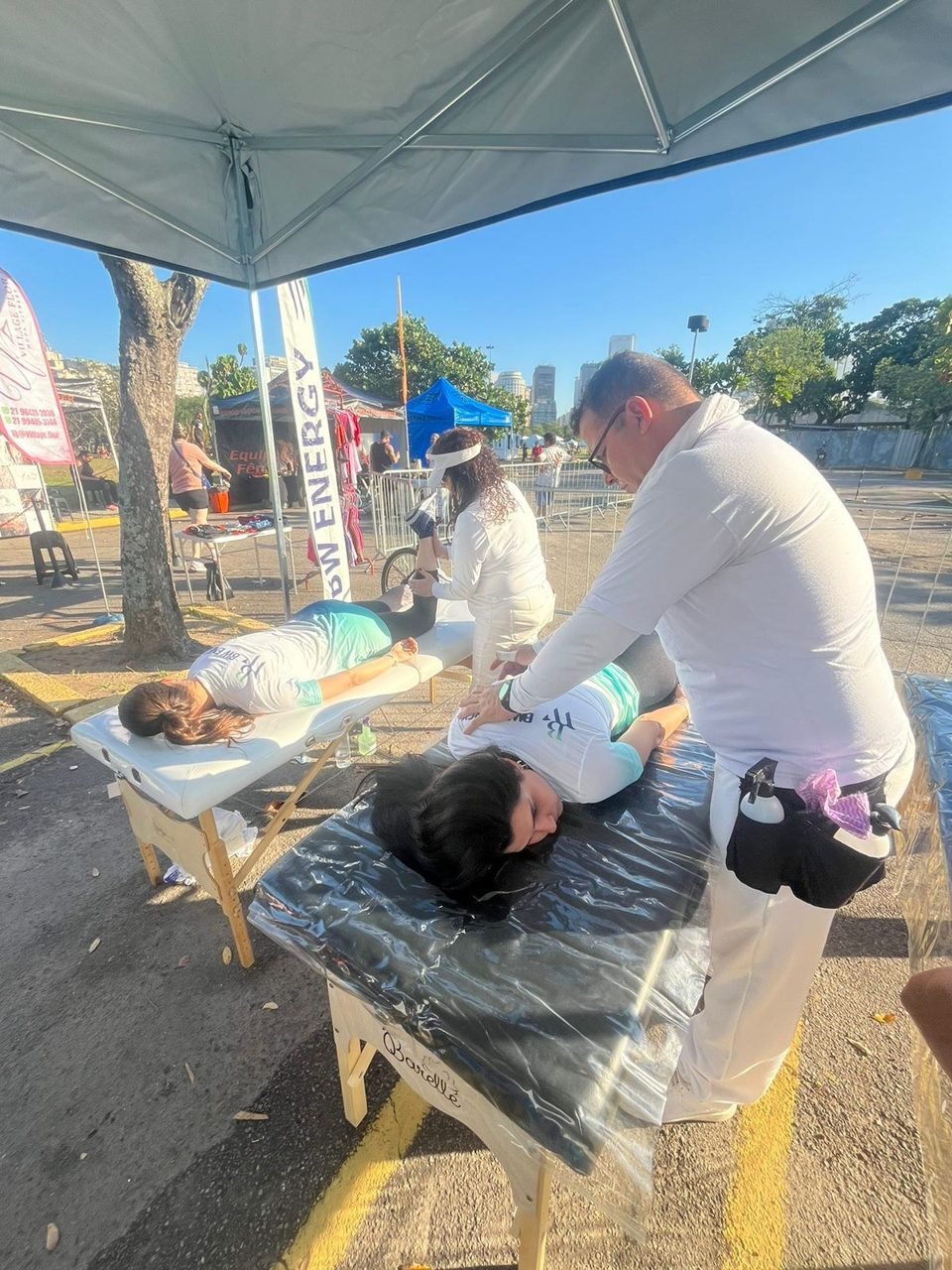 Público recebendo quick massage na ativação de marca da BW Energy, no Rio de Janeiro Público recebendo quick massage na ativação de marca da BW Energy, no Rio de Janeiro — ativação de marca com quick massage para eventos.