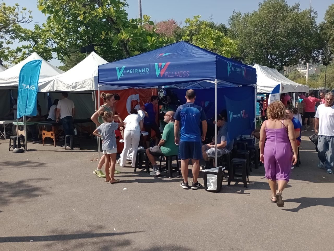 Público recebendo quick massage na ativação de marca da Veirano Advogados, no Rio de Janeiro Público recebendo quick massage na ativação de marca da Veirano Advogados, no Rio de Janeiro — ativação de marca com quick massage para eventos.