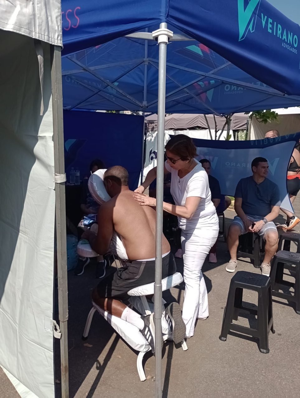 Público recebendo quick massage na ativação de marca da Veirano Advogados, no Rio de Janeiro Público recebendo quick massage na ativação de marca da Veirano Advogados, no Rio de Janeiro — ativação de marca com quick massage para eventos.