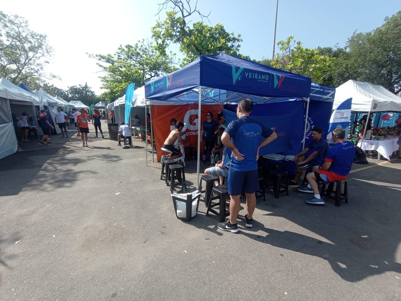 Público recebendo quick massage na ativação de marca da Veirano Advogados, no Rio de Janeiro Público recebendo quick massage na ativação de marca da Veirano Advogados, no Rio de Janeiro — ativação de marca com quick massage para eventos.