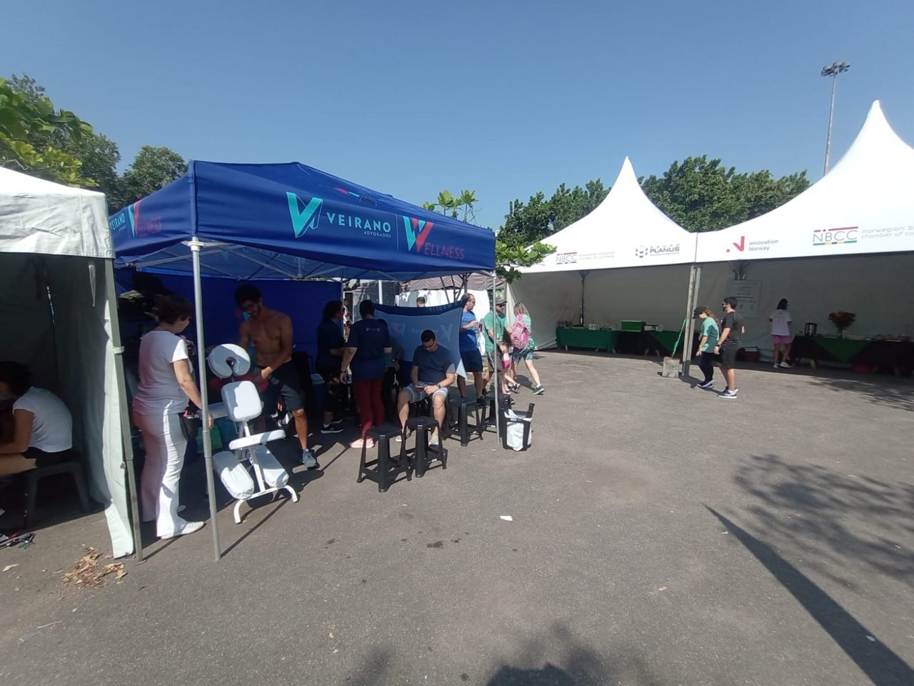 Público recebendo quick massage na ativação de marca da Veirano Advogados, no Rio de Janeiro Público recebendo quick massage na ativação de marca da Veirano Advogados, no Rio de Janeiro — ativação de marca com quick massage para eventos.