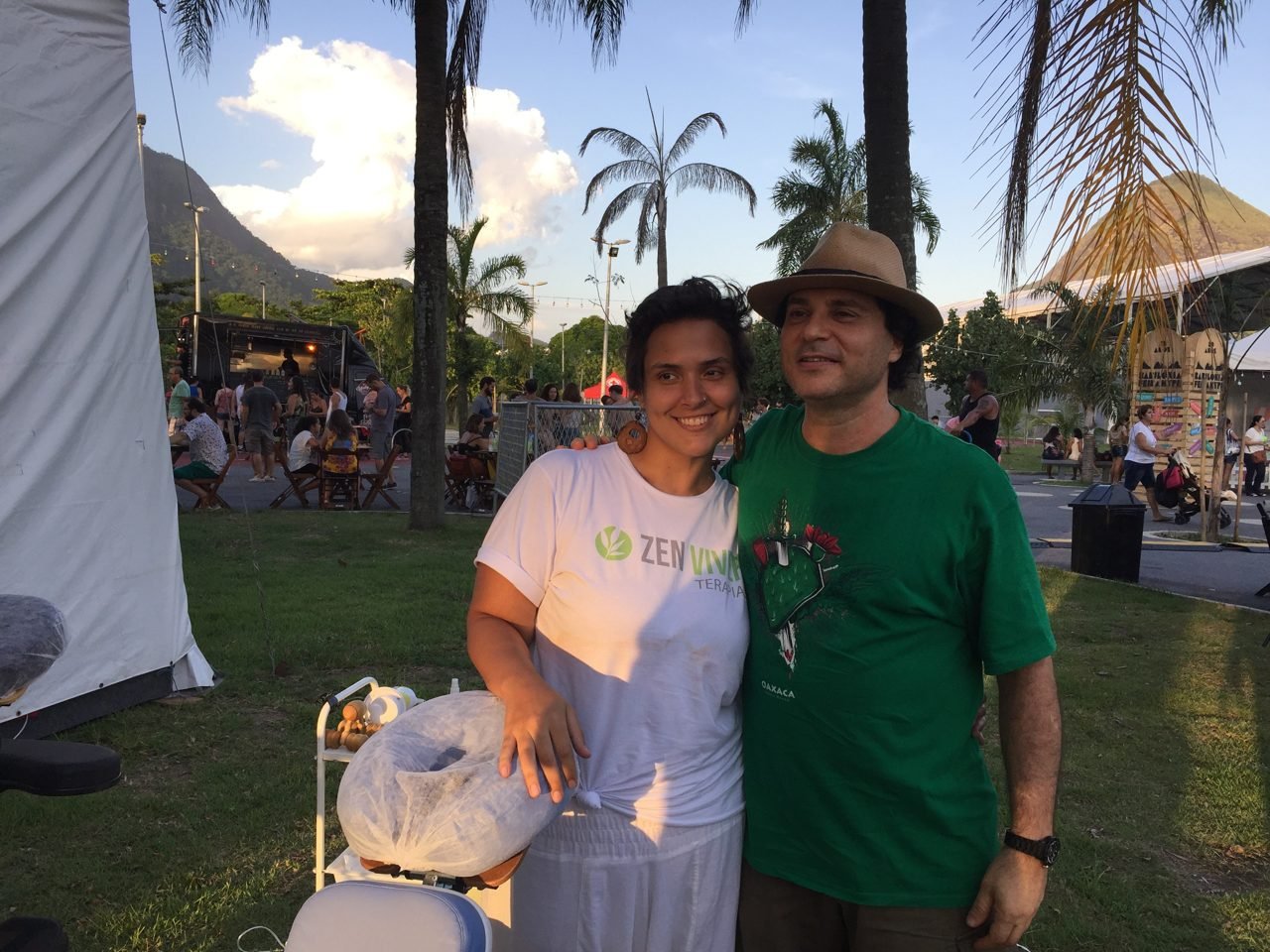 Equipe da Zen Viver na montagem da estrutura de quick massage nos bastidores do evento, no Rio de Janeiro — estrutura profissional de quick massage para eventos.