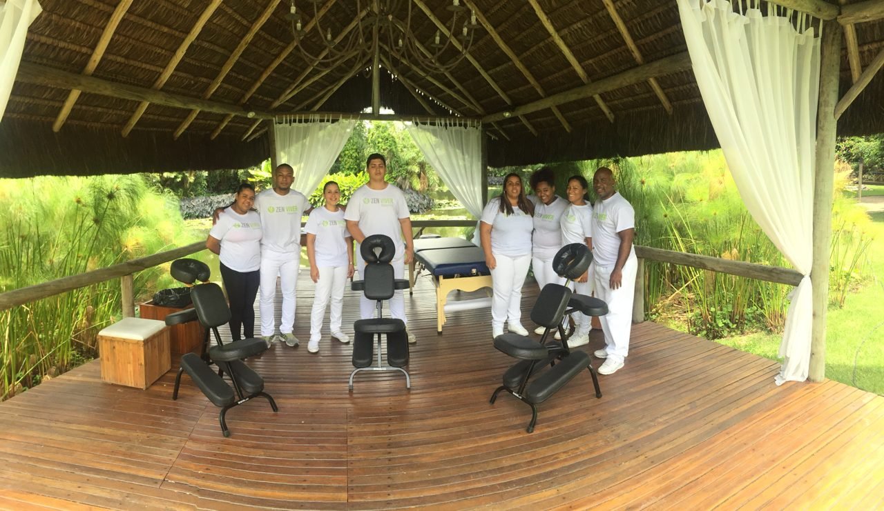 Equipe de terapeutas da Zen Viver em evento corporativo, no Rio de Janeiro — equipe profissional de quick massage para eventos.