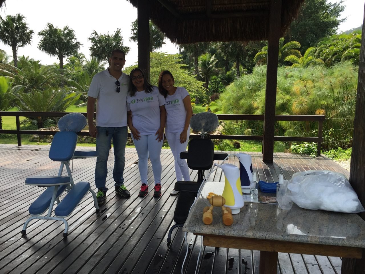 Estrutura de quick massage da Zen Viver montada com cadeiras e macas em ambiente de evento, no Rio de Janeiro Estrutura de quick massage da Zen Viver montada com cadeiras e macas em ambiente de evento, no Rio de Janeiro — montagem de espaços de bem-estar para eventos corporativos.