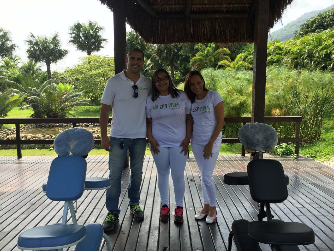 Estrutura de quick massage da Zen Viver montada com cadeiras e macas em ambiente de evento, no Rio de Janeiro Estrutura de quick massage da Zen Viver montada com cadeiras e macas em ambiente de evento, no Rio de Janeiro — montagem de espaços de bem-estar para eventos corporativos.