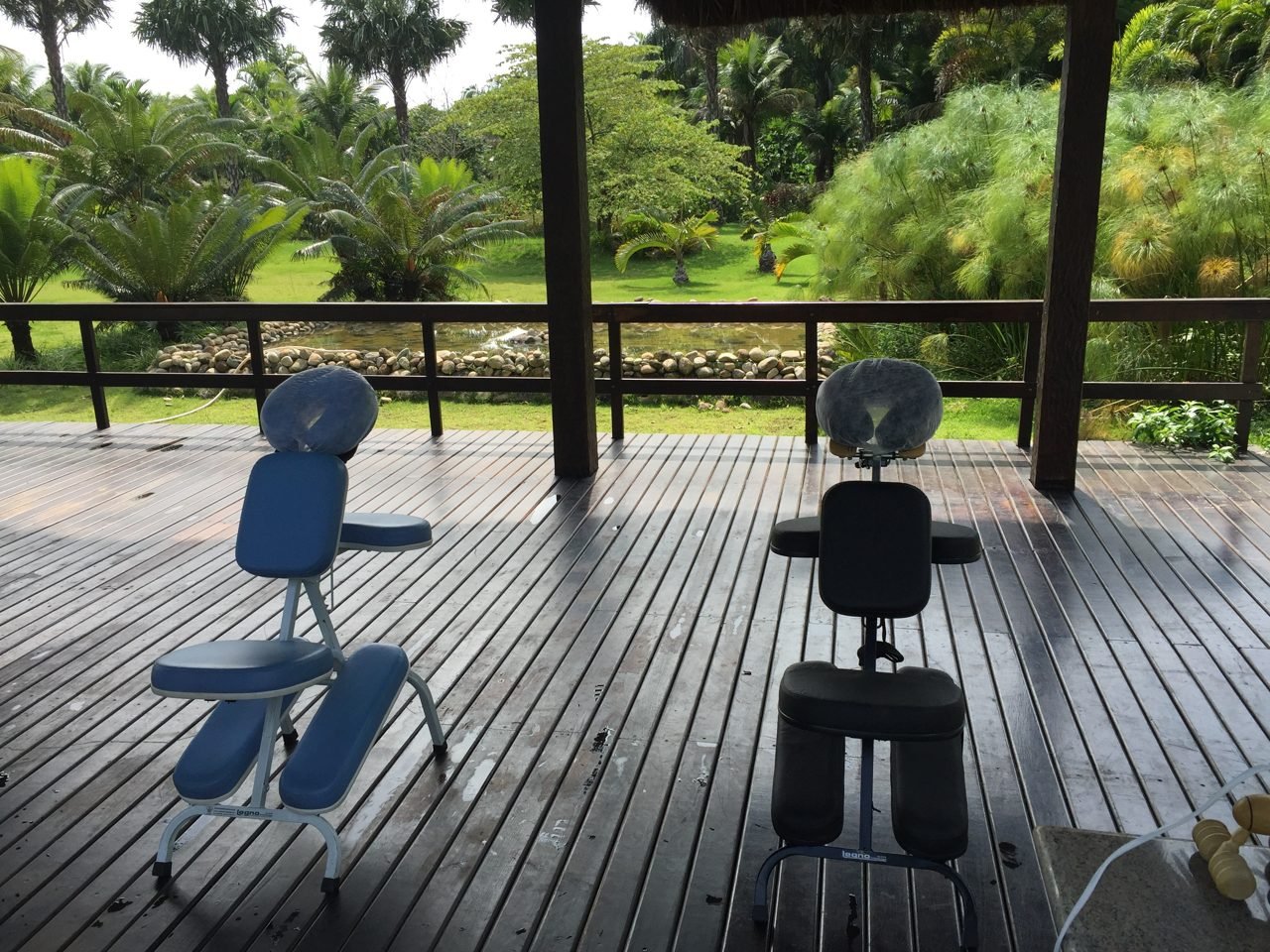 Estrutura de quick massage da Zen Viver montada com cadeiras e macas em ambiente de evento, no Rio de Janeiro Estrutura de quick massage da Zen Viver montada com cadeiras e macas em ambiente de evento, no Rio de Janeiro — montagem de espaços de bem-estar para eventos corporativos.