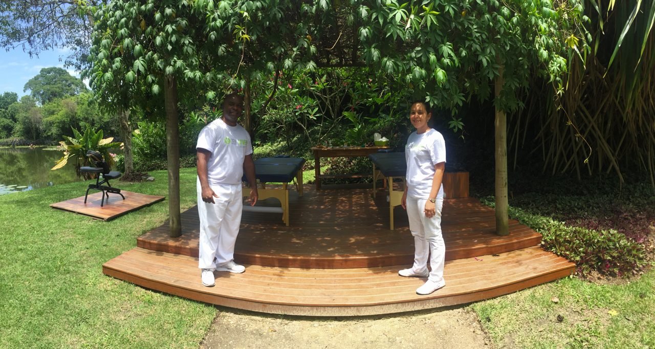 Estrutura de quick massage da Zen Viver montada com cadeiras e macas em ambiente de evento, no Rio de Janeiro Estrutura de quick massage da Zen Viver montada com cadeiras e macas em ambiente de evento, no Rio de Janeiro — montagem de espaços de bem-estar para eventos corporativos.