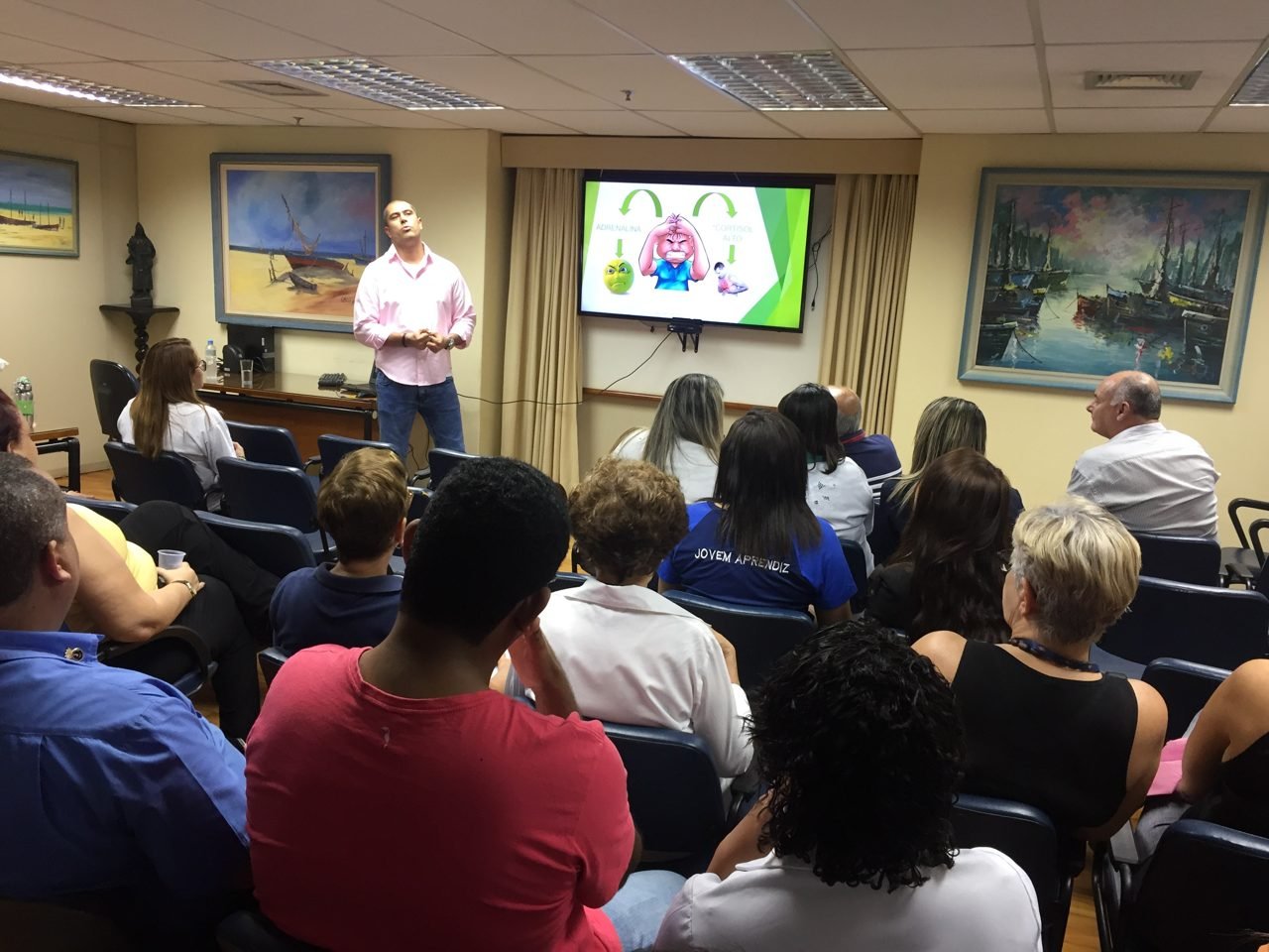 Participantes recebendo quick massage em área de bem-estar durante congresso, no Rio de Janeiro — quick massage para congressos e palestras corporativas.