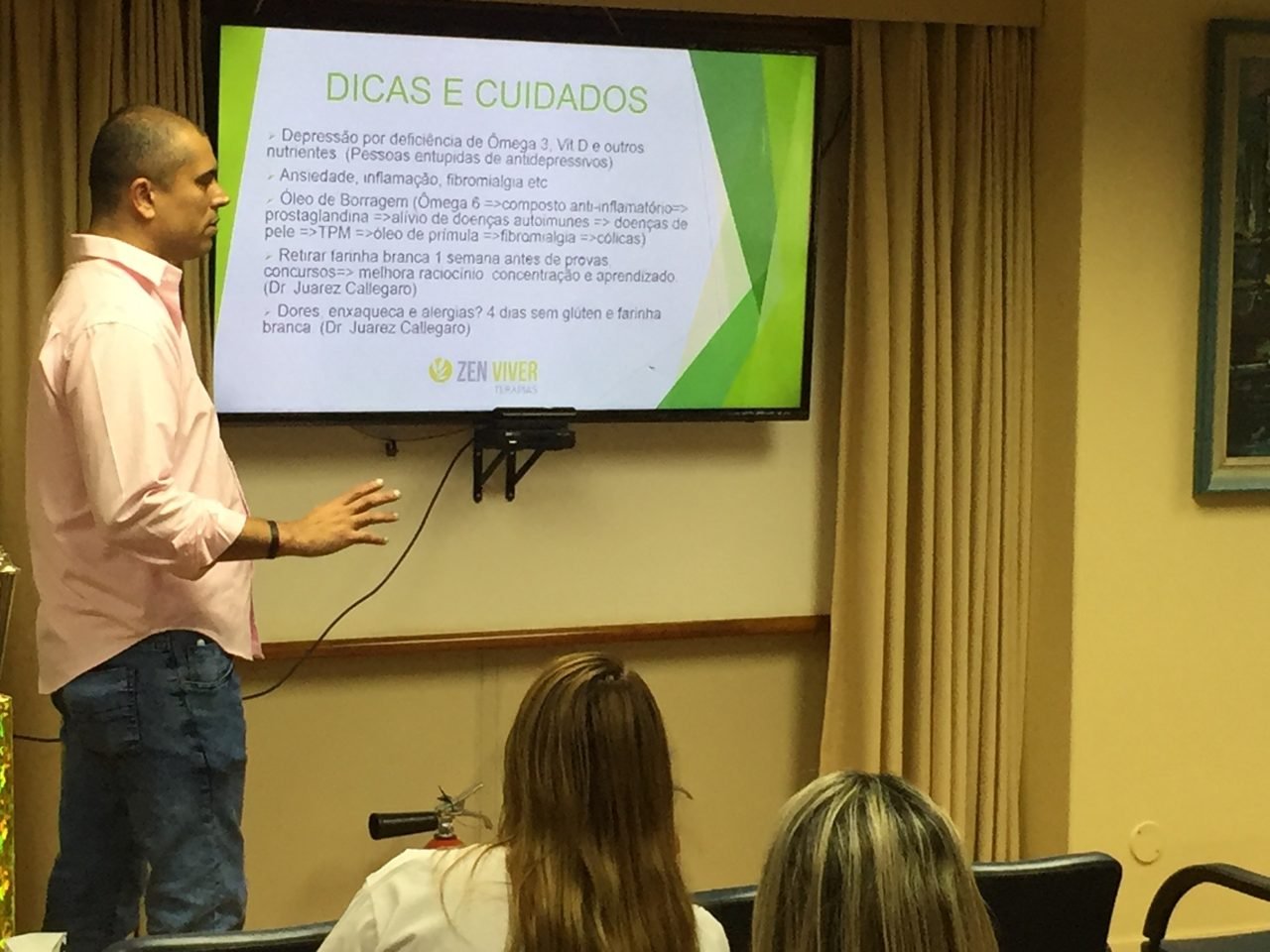 Participantes recebendo quick massage em área de bem-estar durante congresso, no Rio de Janeiro — quick massage para congressos e palestras corporativas.