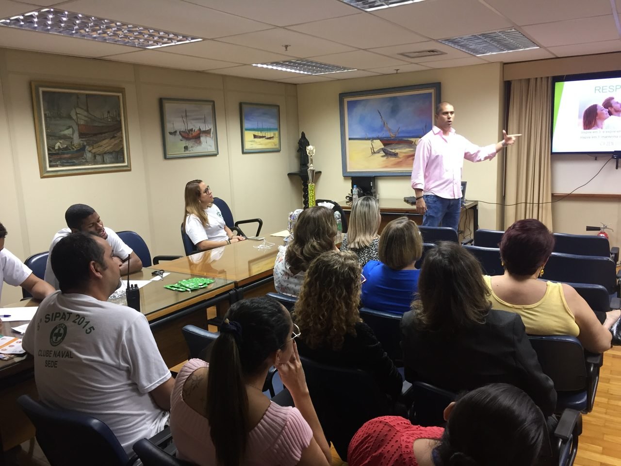 Participantes recebendo quick massage em área de bem-estar durante congresso, no Rio de Janeiro — quick massage para congressos e palestras corporativas.