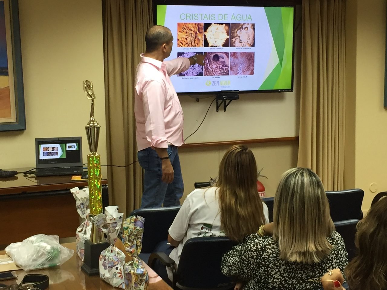 Participantes recebendo quick massage em área de bem-estar durante congresso, no Rio de Janeiro — quick massage para congressos e palestras corporativas.