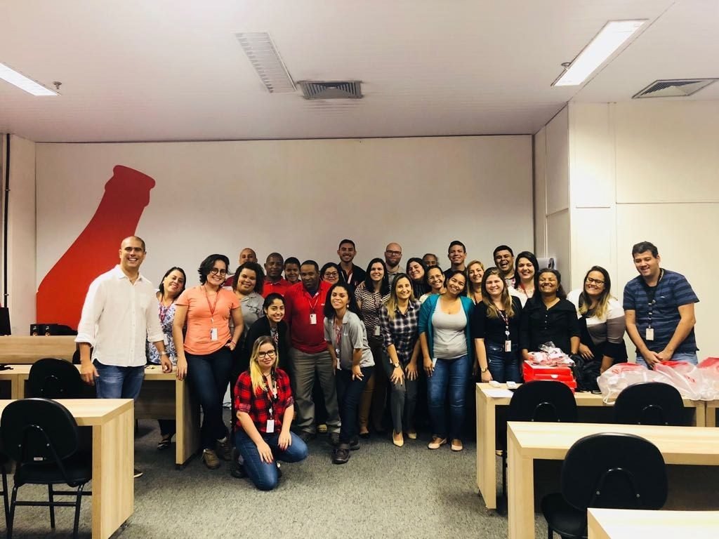 Público da convenção da Coca-Cola Andina acompanhando a programação em auditório corporativo, no Rio de Janeiro Público da convenção da Coca-Cola Andina acompanhando a programação em auditório corporativo, no Rio de Janeiro — ações de bem-estar e quick massage para convenções.