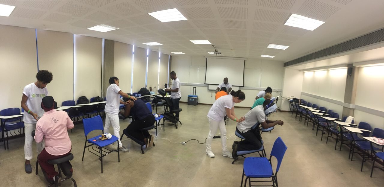 Colaboradores recebendo quick massage em cadeira ergonômica durante evento corporativo, no Rio de Janeiro Colaboradores recebendo quick massage em cadeira ergonômica durante evento corporativo, no Rio de Janeiro — serviço de massagem expressa para empresas e SIPAT.