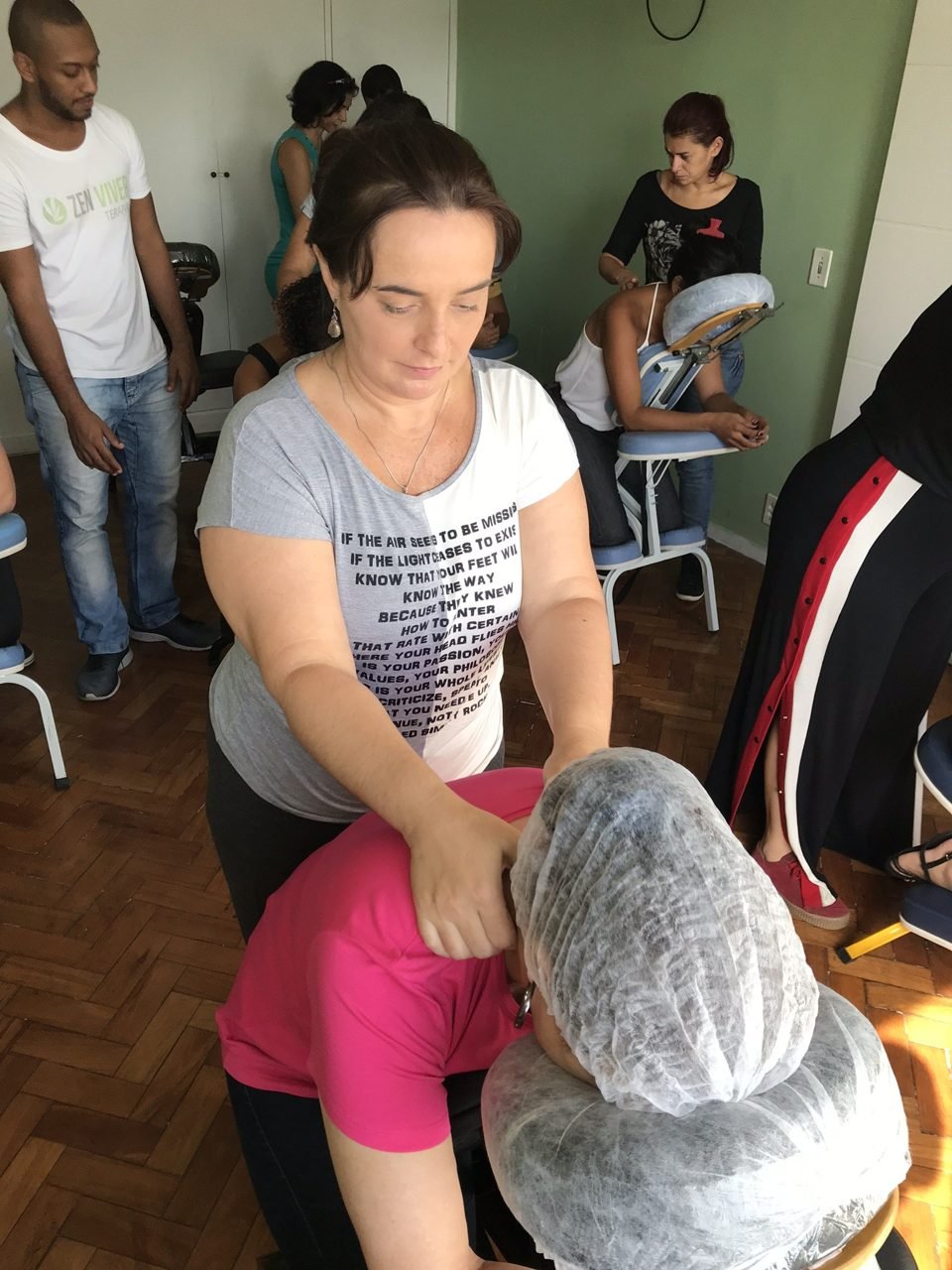 Colaboradores recebendo quick massage em cadeira ergonômica durante evento corporativo, no Rio de Janeiro Colaboradores recebendo quick massage em cadeira ergonômica durante evento corporativo, no Rio de Janeiro — serviço de massagem expressa para empresas e SIPAT.