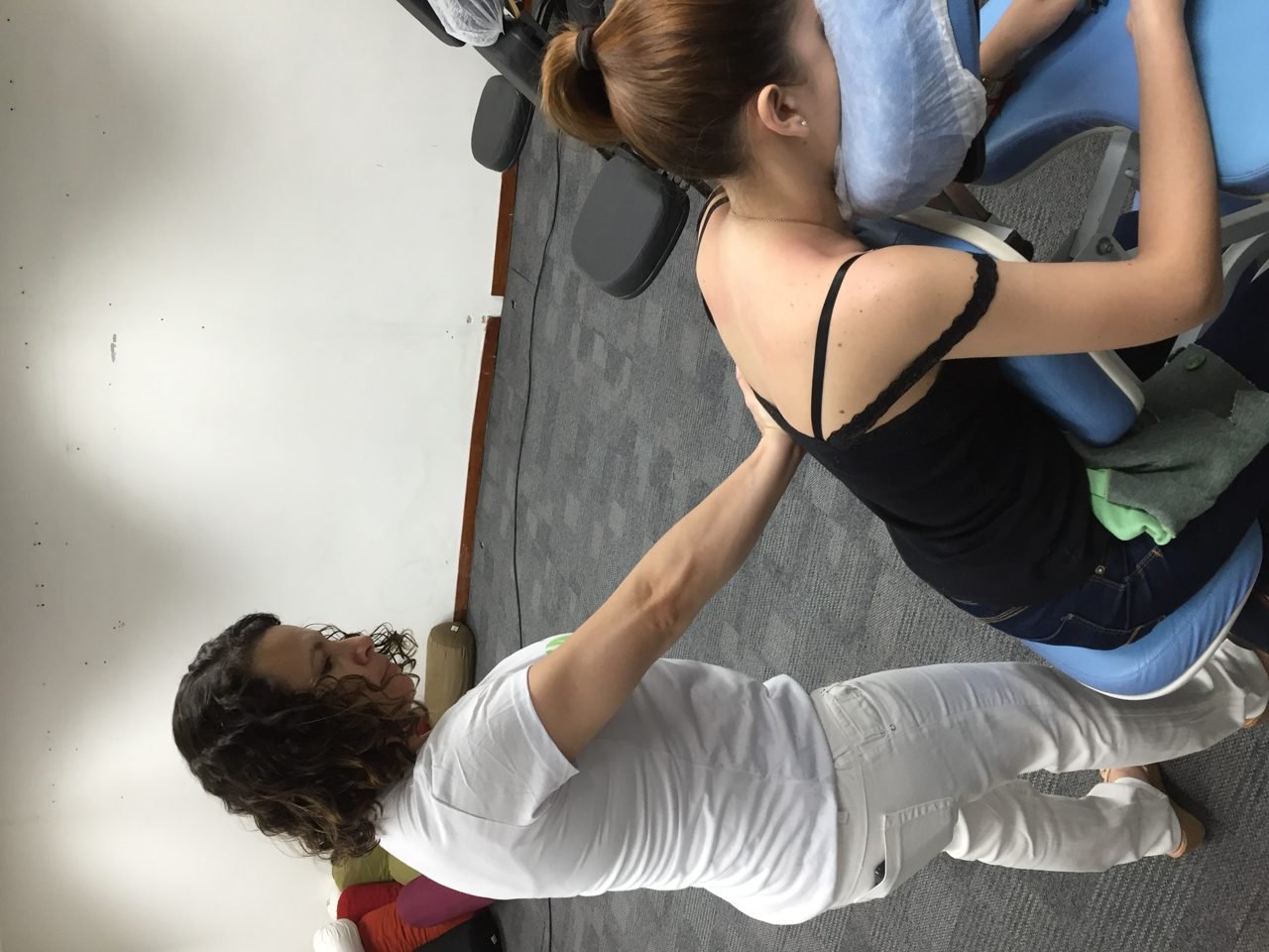 Colaboradores recebendo quick massage em cadeira ergonômica durante evento corporativo, no Rio de Janeiro Colaboradores recebendo quick massage em cadeira ergonômica durante evento corporativo, no Rio de Janeiro — serviço de massagem expressa para empresas e SIPAT.