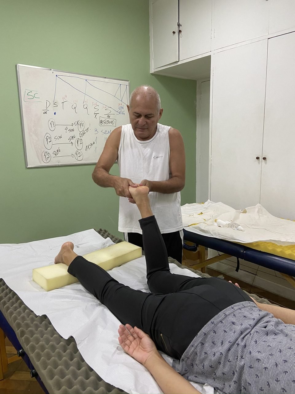 Colaboradores recebendo quick massage em cadeira ergonômica durante evento corporativo, no Rio de Janeiro Colaboradores recebendo quick massage em cadeira ergonômica durante evento corporativo, no Rio de Janeiro — serviço de massagem expressa para empresas e SIPAT.