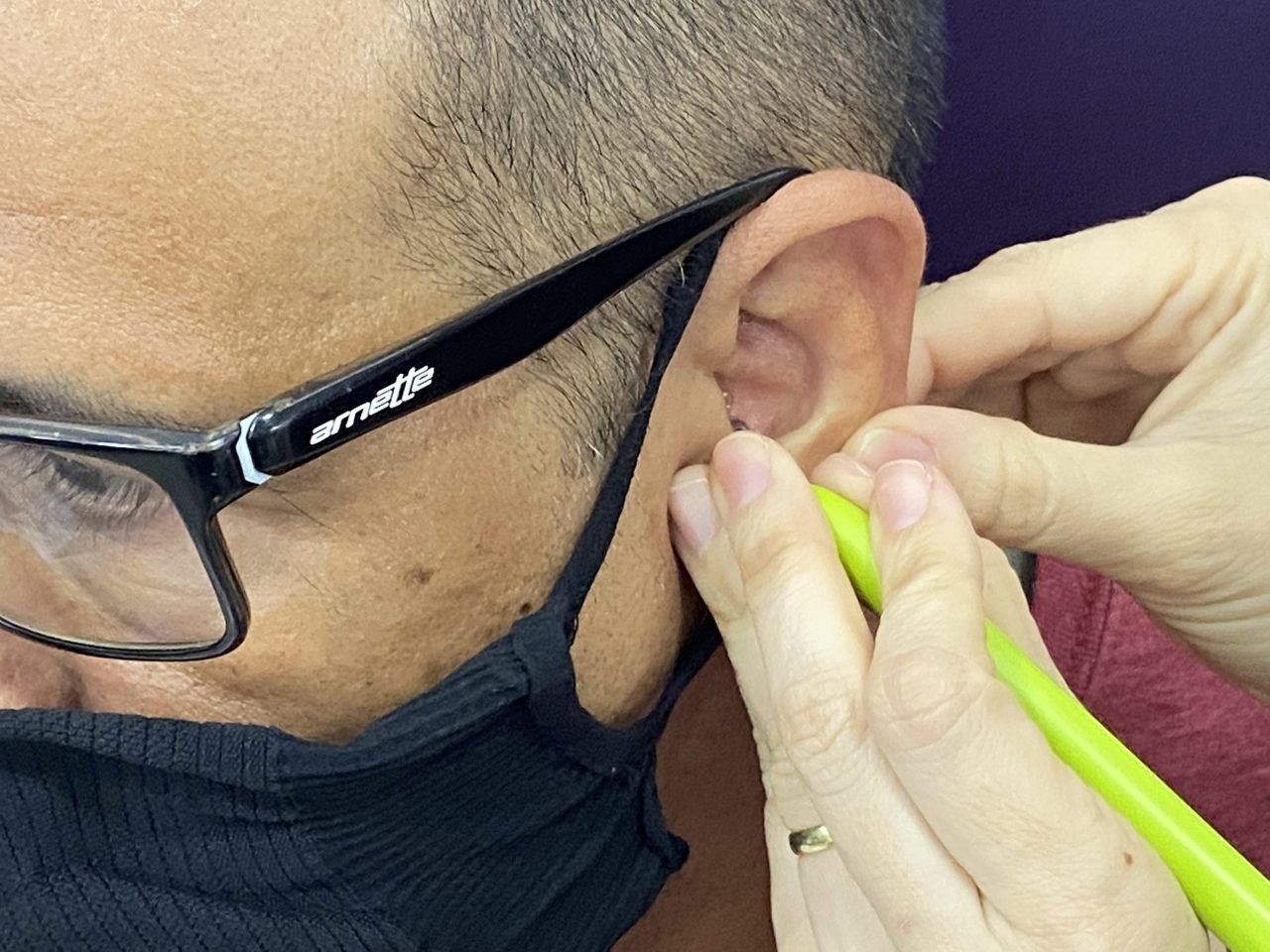 Colaboradores recebendo quick massage em cadeira ergonômica durante evento corporativo, no Rio de Janeiro Colaboradores recebendo quick massage em cadeira ergonômica durante evento corporativo, no Rio de Janeiro — serviço de massagem expressa para empresas e SIPAT.