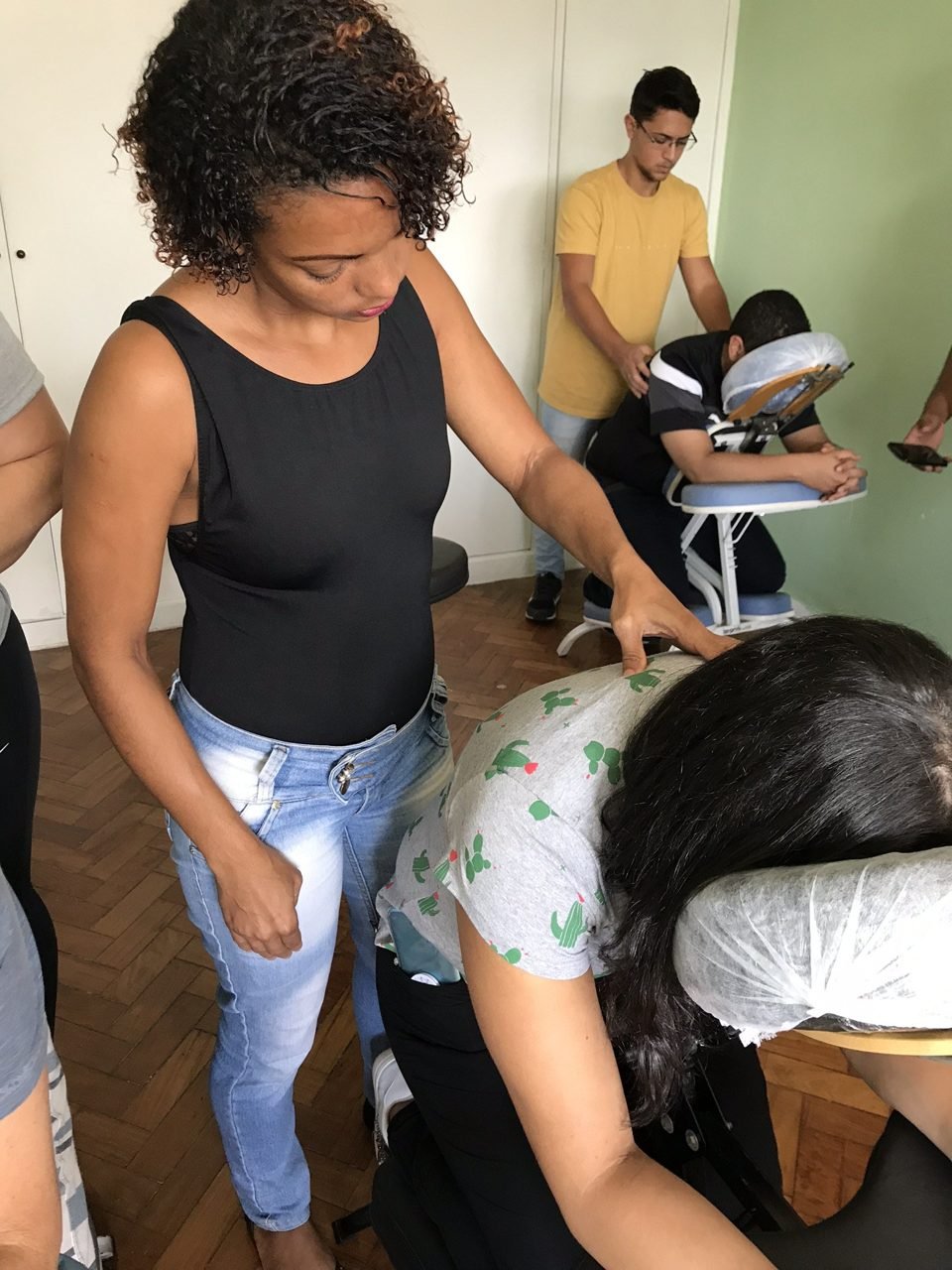 Colaboradores recebendo quick massage em cadeira ergonômica durante evento corporativo, no Rio de Janeiro Colaboradores recebendo quick massage em cadeira ergonômica durante evento corporativo, no Rio de Janeiro — serviço de massagem expressa para empresas e SIPAT.