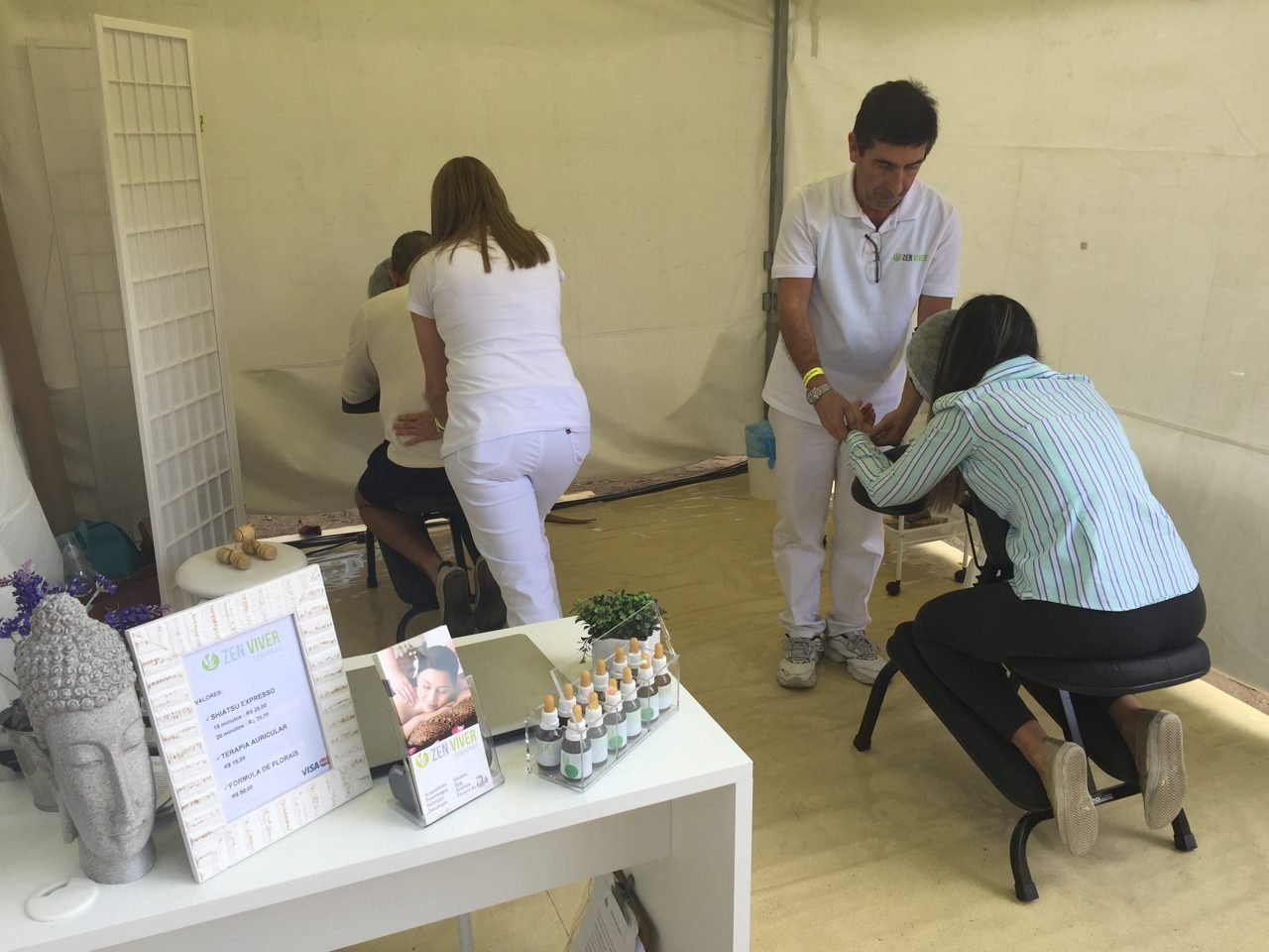 Visitantes sendo atendidos no estande de quick massage da Zen Viver em feira, no Rio de Janeiro — ativação de bem-estar para feiras e estandes.