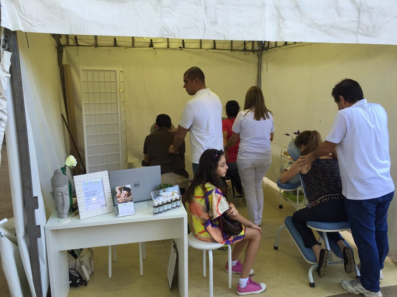 Visitantes sendo atendidos no estande de quick massage da Zen Viver em feira, no Rio de Janeiro — ativação de bem-estar para feiras e estandes.