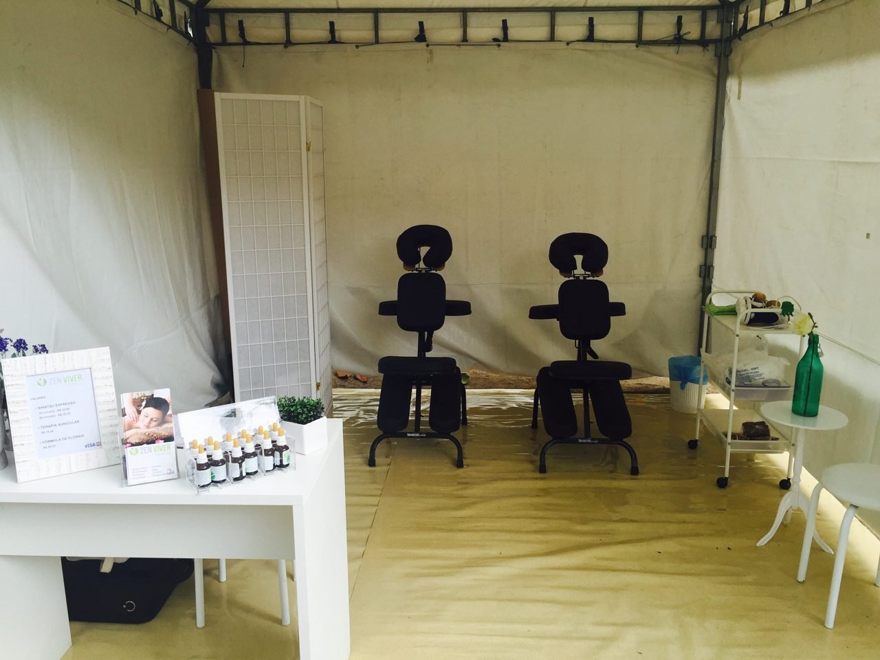 Visitantes sendo atendidos no estande de quick massage da Zen Viver em feira, no Rio de Janeiro — ativação de bem-estar para feiras e estandes.