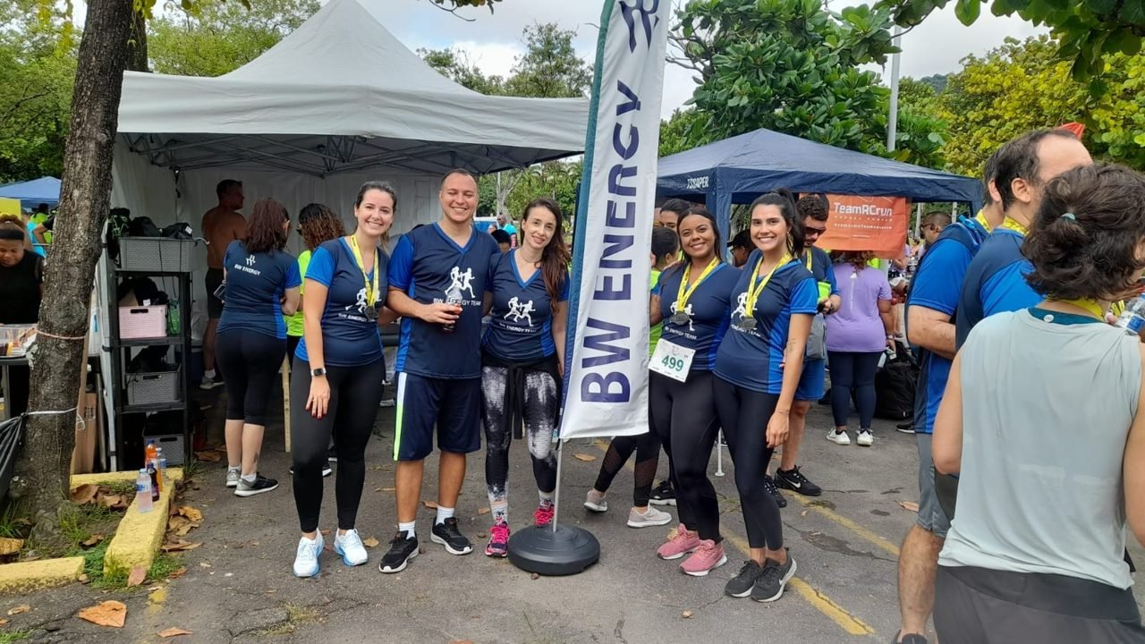 Visitantes sendo atendidos no estande de quick massage da Zen Viver em feira, no Rio de Janeiro — ativação de bem-estar para feiras e estandes.
