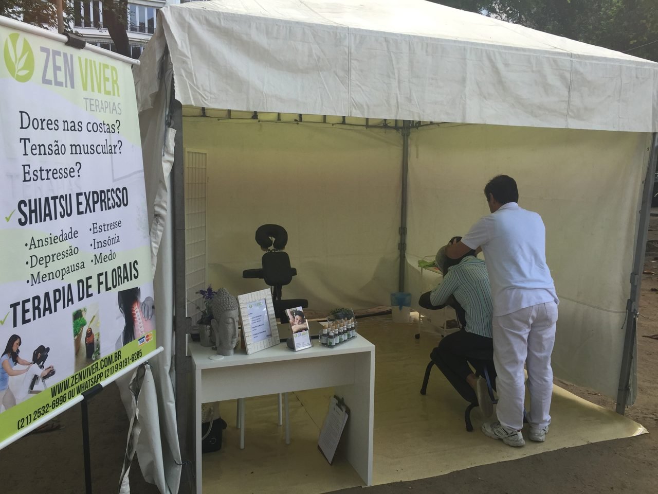 Visitantes sendo atendidos no estande de quick massage da Zen Viver em feira, no Rio de Janeiro — ativação de bem-estar para feiras e estandes.