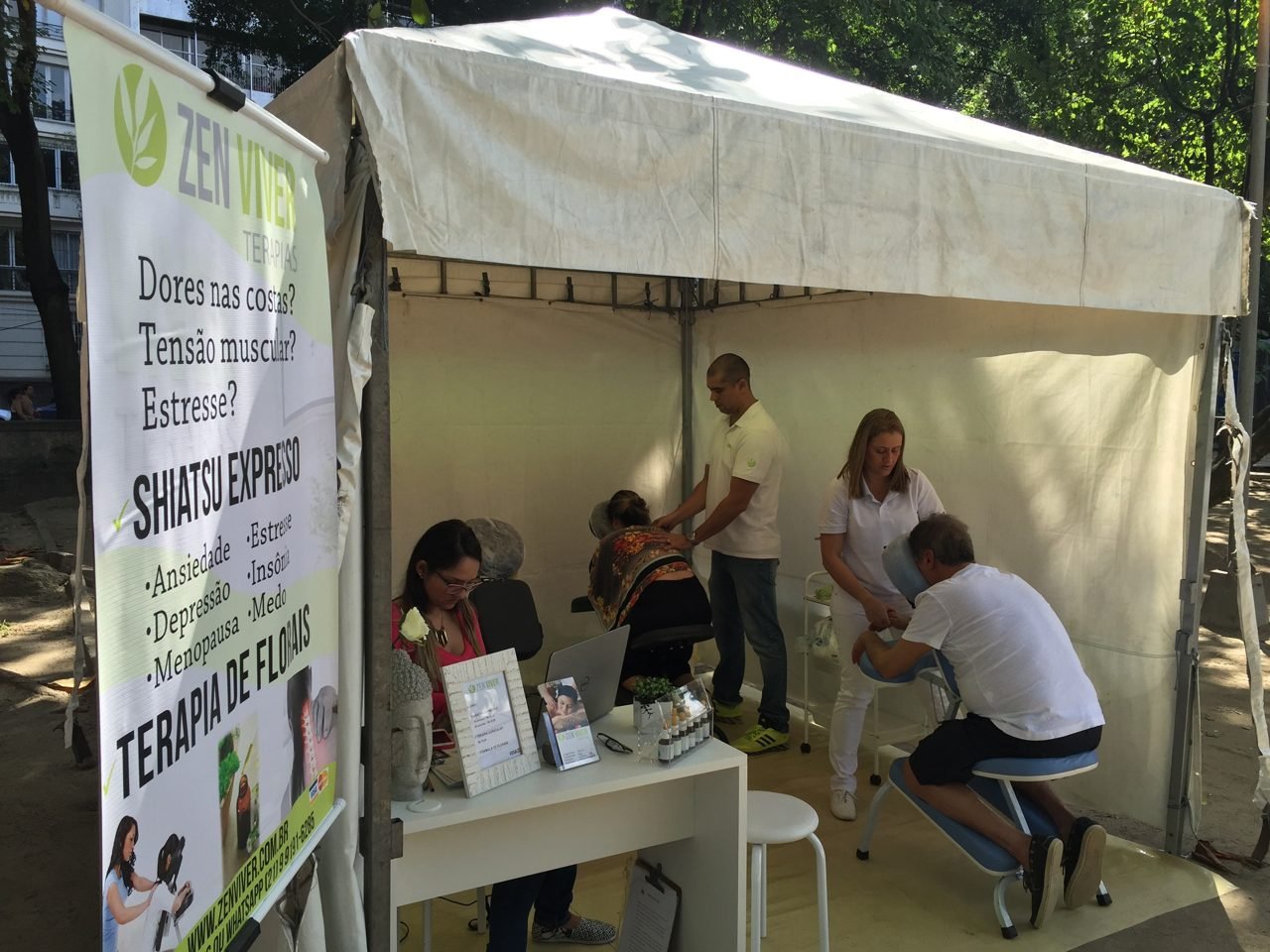Visitantes sendo atendidos no estande de quick massage da Zen Viver em feira, no Rio de Janeiro — ativação de bem-estar para feiras e estandes.
