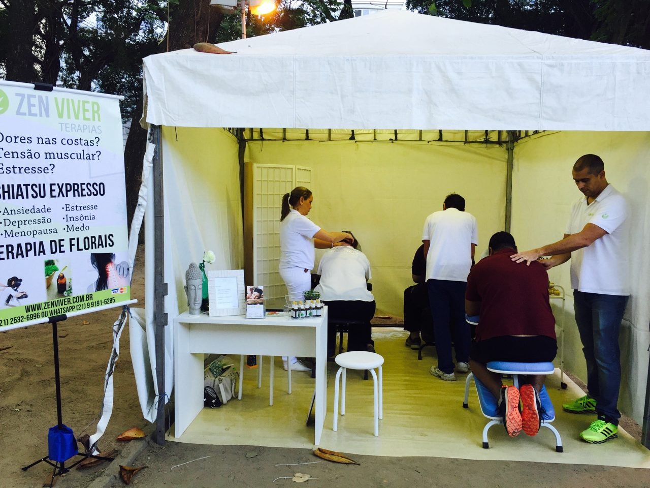 Visitantes sendo atendidos no estande de quick massage da Zen Viver em feira, no Rio de Janeiro Visitantes sendo atendidos no estande de quick massage da Zen Viver em feira, no Rio de Janeiro — ativação de bem-estar para feiras e estandes.