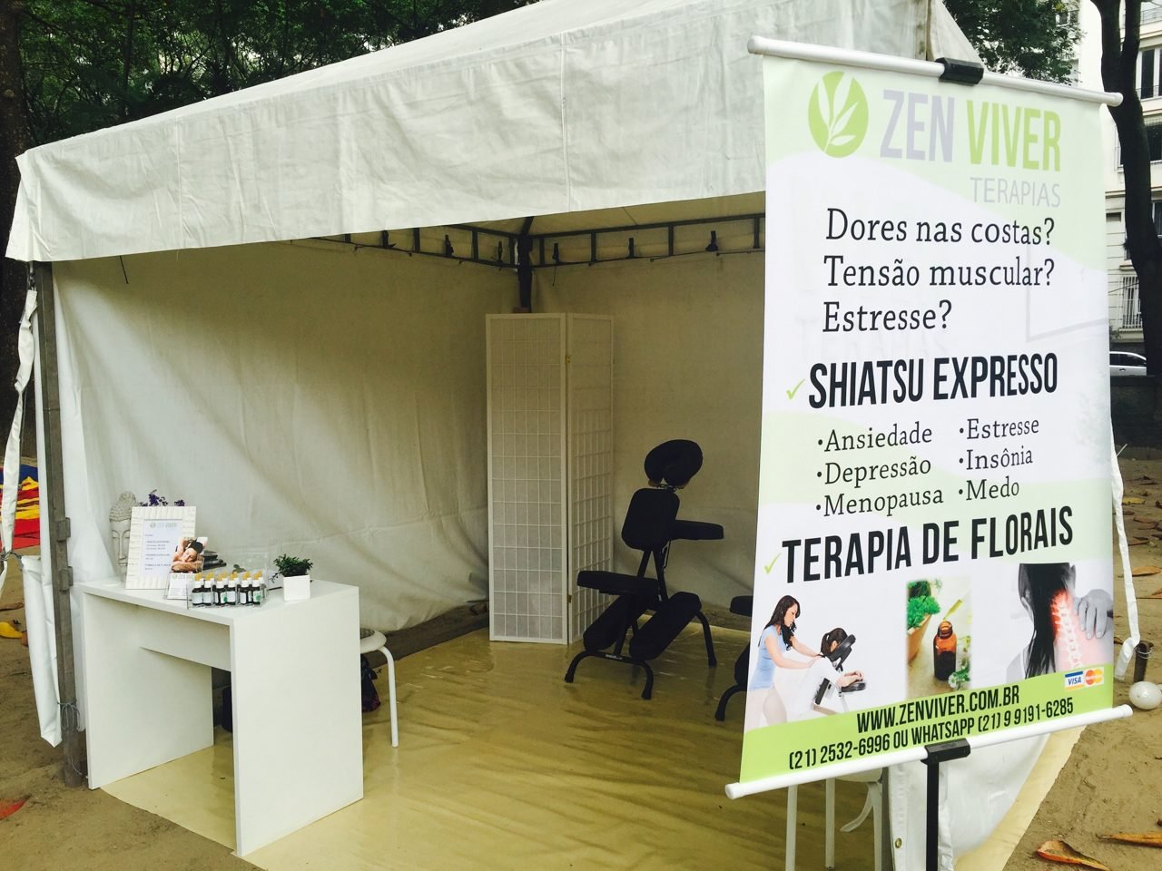 Visitantes sendo atendidos no estande de quick massage da Zen Viver em feira, no Rio de Janeiro — ativação de bem-estar para feiras e estandes.