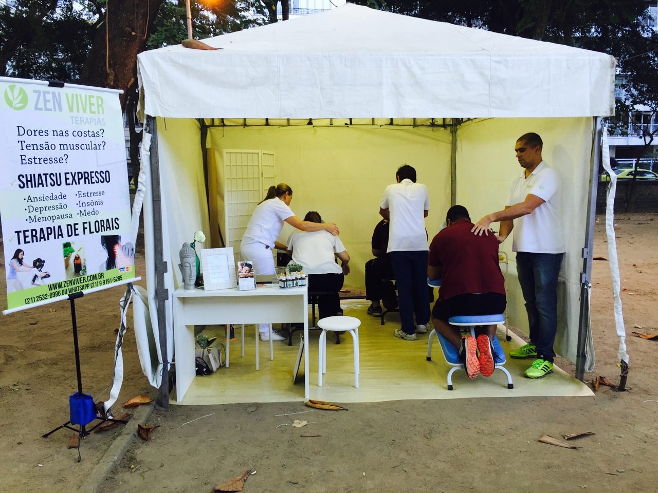 Visitantes sendo atendidos no estande de quick massage da Zen Viver em feira, no Rio de Janeiro — ativação de bem-estar para feiras e estandes.